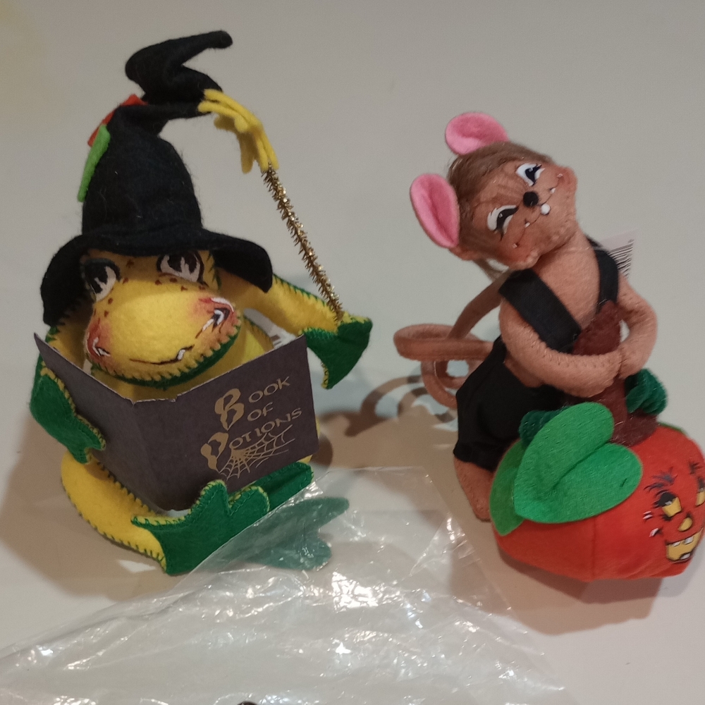 2 Annalee Halloween figures